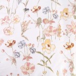 Pościel sypialniana o wymiarach 140x200 cm, wykonana z satyny bawełnianej, w delikatnym kremowym kolorze z wielobarwnym wzorem kwiatów na białym tle. Produkt leży płasko, ukazując szczegóły floralne i nazwę kolekcji „Floralis”.