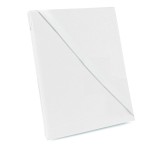 Prześcieradło bawełniane bez gumki w kolorze białym, w rozmiarze 200x220 cm, z dodatkowym 5 cm po bokach. Produkt leży płasko, na jednolitym tle. Materiał ma delikatną fakturę. Brak widocznych napisów lub logo.