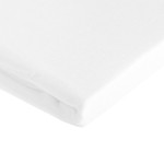 Prześcieradło bawełniane bez gumki 200x220 cm w kolorze białym, z dodatkowymi 5 cm po bokach, złożone na gładkiej powierzchni. Materiał o delikatnej strukturze, bez wzorów, ukazuje krawędzie i lekko zaokrąglone rogi.