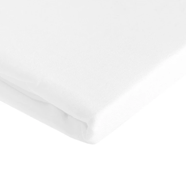 Prześcieradło bawełniane bez gumki 200x220 cm w kolorze białym, z dodatkowymi 5 cm po bokach, złożone na gładkiej powierzchni. Materiał o delikatnej strukturze, bez wzorów, ukazuje krawędzie i lekko zaokrąglone rogi.