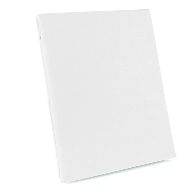 Prześcieradło bawełniane bez gumki w kolorze białym, o wymiarach 200x220 cm z dodatkowymi 5 cm po bokach, leżące na jednolitym tle. Materiał teksturowany, z subtelnymi przeszyciami na krawędziach. Produkt rozłożony, ukazujący pełny kształt.