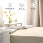 Prześcieradło bawełniane bez gumki w kolorze kremowym, rozłożone na materacu. Ujęcie z boku, z widoczną miękką fakturą materiału. W tle jaśniejsze tkaniny oraz elementy wystroju wnętrza. Na boku dodatkowe 5 cm materiału.