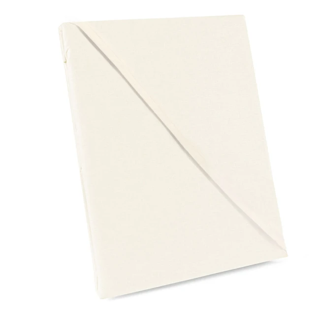 Prześcieradło bawełniane bez gumki w kolorze kremowym, rozmiar 160x200 cm z dodatkowymi 5 cm po bokach, leży na białym tle. Widoczna struktura materiału, brak wzorów.