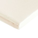 Prześcieradło bawełniane bez gumki w kolorze kremowym, w rozmiarze 160x200 cm z dodatkowym 5 cm po bokach. Układ leżący, w zbliżeniu, podkreślająca teksturę materiału i gładką powierzchnię. Brak widocznych guzików czy zdobień.