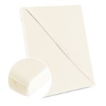 Prześcieradło bawełniane bez gumki w kolorze kremowym, o wymiarach 200x220 cm, z dodatkowymi 5 cm po bokach, leży na białym tle. Widoczny detal na rogu podkreśla teksturę materiału oraz estetyczne wykończenie.