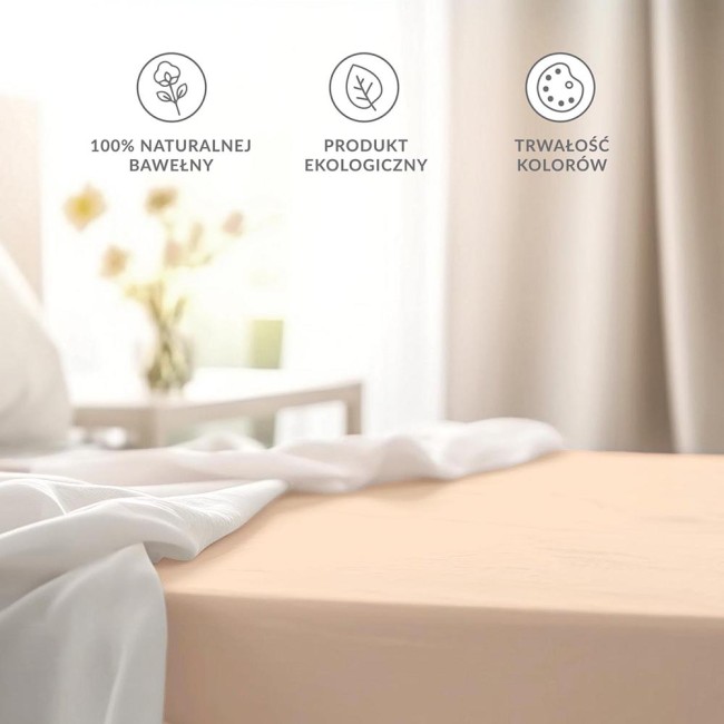 Bardzo jasne beżowe prześcieradło bawełniane bez gumki o wymiarach 200x220 cm, leżące na łóżku, z delikatnymi zagnieceniami. W tle widoczna jasna pościel i stół z wazonem.