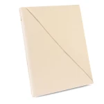 Jasno beżowe prześcieradło bawełniane bez gumki o wymiarach 200x220 cm z dodatkowym 5 cm po bokach, widoczne w pozycji leżącej, z wypukłą teksturą materiału na prostym tle.