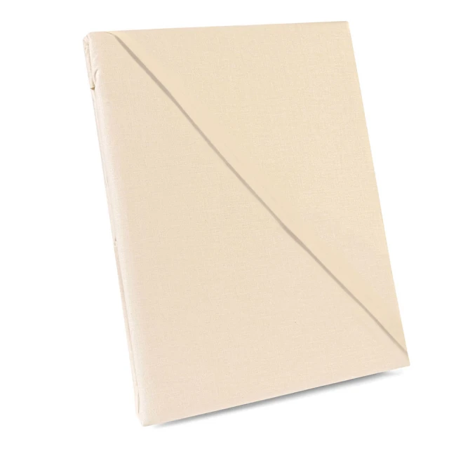 Jasno beżowe prześcieradło bawełniane bez gumki o wymiarach 200x220 cm z dodatkowym 5 cm po bokach, widoczne w pozycji leżącej, z wypukłą teksturą materiału na prostym tle.