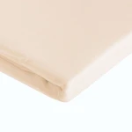 Prześcieradło bawełniane 200x220 cm bez gumki, w kolorze jasno beżowym. Rozłożone na płasko, ukazuje gładką, lekko teksturowaną powierzchnię. Dodatkowe 5 cm po bokach zapewniają komfortowe dopasowanie. Tło białe, minimalistyczne, podkreślające produkt.