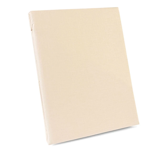 Jasno beżowe prześcieradło bawełniane o wymiarach 200x220 cm, z dodatkowymi 5 cm po bokach, leżące na tle o jednolitej kolorystyce. Materiał ma delikatną, teksturowaną powierzchnię, bez wzorów i napisów. Produkt złożony, bez widocznych akcesoriów.