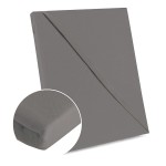 Szare prześcieradło bawełniane bez gumki w rozmiarze 160x200 cm, z dodatkowymi 5 cm po bokach. Produkt leżący na jednolitym tle, zbliżenie na fakturę materiału. Brak widocznych napisów i logo.