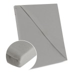 Prześcieradło bawełniane bez gumki w kolorze jasnoszarym, o wymiarach 200x220 cm z dodatkowym 5 cm po bokach. Złożone, z widoczną teksturą materiału. Ujęcie frontalne, zbliżenie na detal faktury. Tło jednolite.