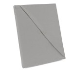 Jasno szare prześcieradło bawełniane bez gumki, w rozmiarze 200x220 cm z dodatkowymi 5 cm po bokach. Produkt złożony, widoczny z przodu na jednolitym tle. Fakturowany materiał, brak widocznych napisów lub dekoracji.