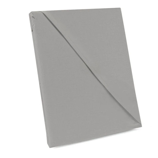 Jasno szare prześcieradło bawełniane bez gumki, w rozmiarze 200x220 cm z dodatkowymi 5 cm po bokach. Produkt złożony, widoczny z przodu na jednolitym tle. Fakturowany materiał, brak widocznych napisów lub dekoracji.