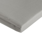 Prześcieradło bawełniane bez gumki w rozmiarze 200x220 cm, jasno szare, leżące na płaskiej powierzchni. Materiał o gładkiej fakturze, z dodatkowym 5 cm materiału z boku dla lepszego dopasowania. Brak widocznych oznaczeń.