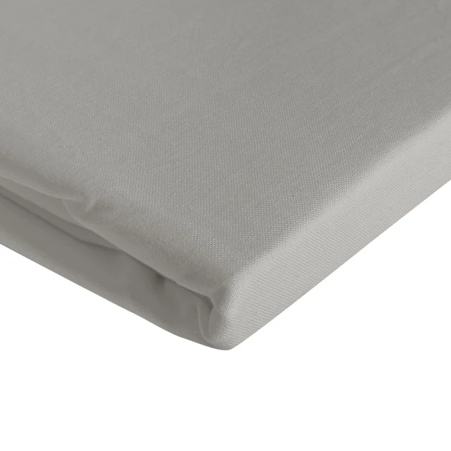 Prześcieradło bawełniane bez gumki w rozmiarze 200x220 cm, jasno szare, leżące na płaskiej powierzchni. Materiał o gładkiej fakturze, z dodatkowym 5 cm materiału z boku dla lepszego dopasowania. Brak widocznych oznaczeń.