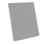 Prześcieradło bawełniane bez gumki w kolorze jasno szarym, o wymiarach 200x220 cm, z dodatkowymi 5 cm po bokach. Produkt leży na białym tle, w pozycji rozłożonej. Materiał ma delikatną teksturę, pokrywający całą powierzchnię.