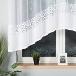 Firana gotowa DANIELA żakardowa, biała, o wymiarach 300x140 cm, zawieszona na oknie. W dolnej części widoczna dekoracyjna haftowana bordiura.