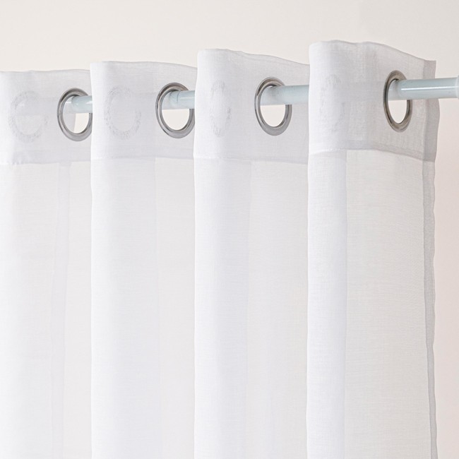 Firana gotowa ETAMINA w kolorze białym, 200x250 cm, na srebrnych przelotkach. Produkt z transparentnego materiału, widoczne przelotki z metalowym wykończeniem. Ujęcie frontalne. Firana wisząca, idealna do aranżacji okiennych.