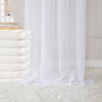 Firana gotowa ETAMINA na srebrnych przelotkach, biała, o wymiarach 200x250 cm, zwisająca pionowo na białym tle z meblami. Tkanina jest lekka i transparentna, idealna do wprowadzenia naturalnego światła do wnętrza. Srebrne przelotki ułatwiają zawieszenie.