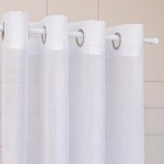 Firana gotowa NALA na przelotkach w kolorze białym, o wymiarach 140x250 cm. Zdjęcie ukazuje firanę wiszącą na białym karniszu w zbliżeniu, eksponując delikatną, teksturowaną tkaninę oraz metalowe przelotki. Produkt znajduje się na tle jasnej ściany.