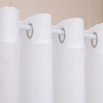 Biała firana NALA na przelotkach, o wymiarach 400x250 cm. Zawieszona na karniszu, widoczny detal przelotek w kolorze srebrnym. Tekstura materiału jest lekka i lekko prześwitująca. Ujęcie z bliska, skupione na górnej części firany.