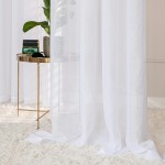 Firana gotowa NALA w kolorze białym, rozmiar 400x250 cm, wykonana z lekkiego materiału, wisząca na przelotkach. Widoczne w tle metalowe stoisko z rośliną oraz dekoracyjnym pudełkiem. Tło utrzymane w stonowanej kolorystyce.