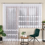 Firana żakardowa WIKTORIA w białym kolorze o wymiarach 200x250 cm, zawieszona na karniszu. Produkt ma delikatny, teksturowany wzór z poziomymi paskami.