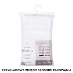 Firana gotowa WIKTORIA w kolorze białym, żakardowa, o wymiarach 200x250 cm, zapakowana w przezroczysty worek. Widoczny jest wzór z subtelnym nadrukiem oraz etykieta z informacją o produkcie i możliwościach aranżacji. Produkt na taśmie do zawieszenia.