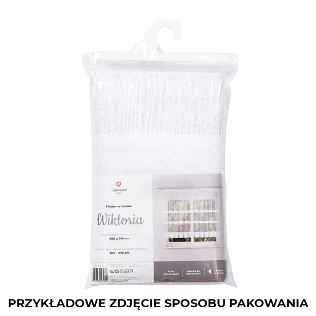 Firana gotowa WIKTORIA w kolorze białym, żakardowa, o wymiarach 200x250 cm, zapakowana w przezroczysty worek. Widoczny jest wzór z subtelnym nadrukiem oraz etykieta z informacją o produkcie i możliwościach aranżacji. Produkt na taśmie do zawieszenia.