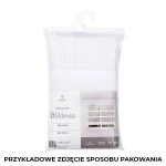 Firana gotowa WIKTORIA żakardowa, biała, 200x250 cm, zapakowana w przezroczystą folię. Widoczny zadruk na opakowaniu przedstawia aplikację na oknie. Produkt przeznaczony do zawieszenia, z widoczną taśmą. Ujęcie frontalne, na jednolitym tle.