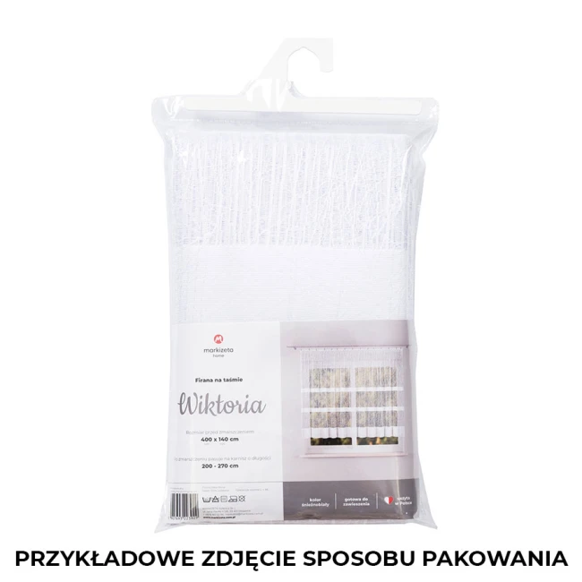 Firana gotowa WIKTORIA żakardowa, biała, 200x250 cm, zapakowana w przezroczystą folię. Widoczny zadruk na opakowaniu przedstawia aplikację na oknie. Produkt przeznaczony do zawieszenia, z widoczną taśmą. Ujęcie frontalne, na jednolitym tle.