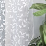 Firana gotowa ZUZANNA żakardowa w kolorze białym, o wymiarach 300x160 cm. Wzór liściowy rozciągający się na całej powierzchni.