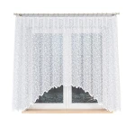 Firana ZUZANNA żakardowa w kolorze białym, z liściastym wzorem po całości, wymiary 300x160 cm, zawieszona na karniszu. Z przodu, w pełni rozwinięta, doświetla okno, prezentując delikatną teksturę materiału. Tło to widok na okno.