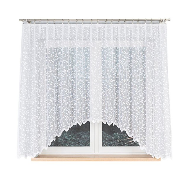 Firana ZUZANNA żakardowa w kolorze białym, z liściastym wzorem po całości, wymiary 300x160 cm, zawieszona na karniszu. Z przodu, w pełni rozwinięta, doświetla okno, prezentując delikatną teksturę materiału. Tło to widok na okno.