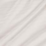 Pościel satyna bawełniana w kolorze kremowym, rozmiar 220x200 cm, z delikatnym, pionowym wzorem. Materiał gładki i błyszczący, ukazany w zbliżeniu. Produkt leży na płaskiej powierzchni, ukazując fakturę tkaniny.