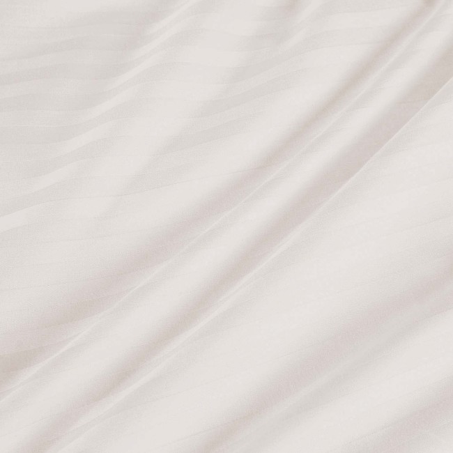 Pościel satyna bawełniana w kolorze kremowym, rozmiar 220x200 cm, z delikatnym, pionowym wzorem. Materiał gładki i błyszczący, ukazany w zbliżeniu. Produkt leży na płaskiej powierzchni, ukazując fakturę tkaniny.