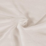 Pościel satyna bawełniana 220x200 w kolorze kremowym, z delikatnym, teksturowanym wzorem w pasy. Ułożona w formie złożonej, tkanina gładka, lekko błyszcząca, z widocznymi detalami splotu. Na jasnym tle, podkreślającym kolor materiału.