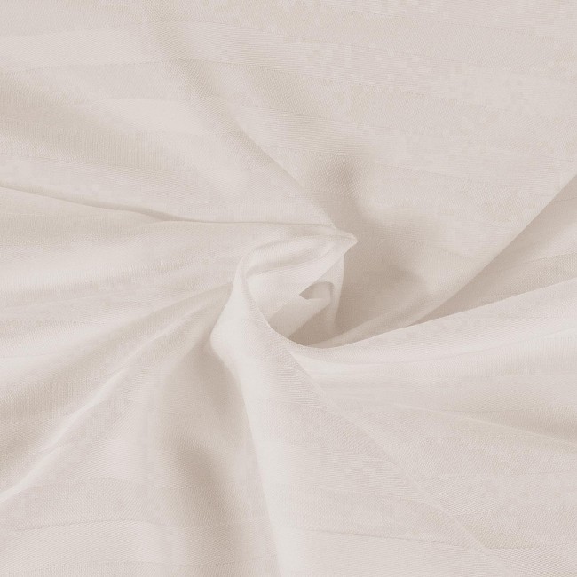 Pościel satyna bawełniana 220x200 w kolorze kremowym, z delikatnym, teksturowanym wzorem w pasy. Ułożona w formie złożonej, tkanina gładka, lekko błyszcząca, z widocznymi detalami splotu. Na jasnym tle, podkreślającym kolor materiału.