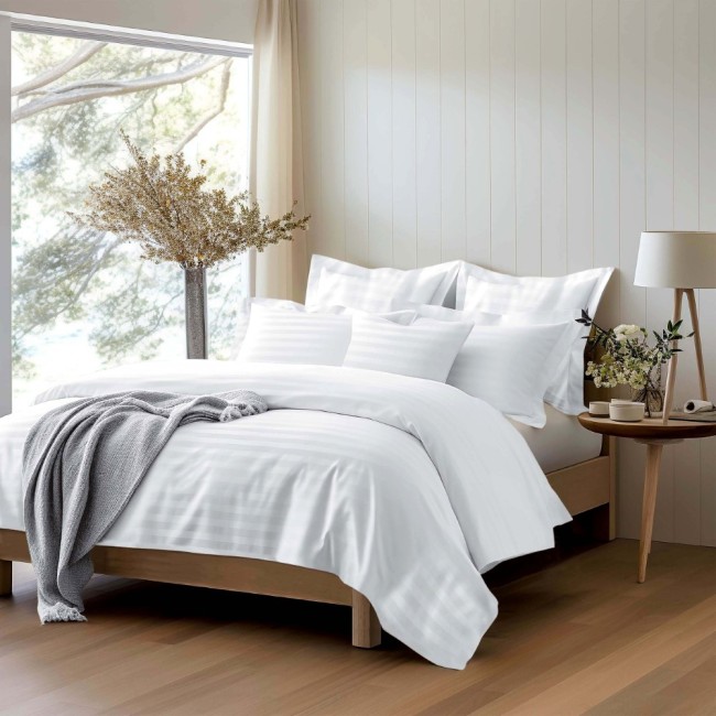  Ekskluzywna, elegancka i stylowa biała pościel bambusowa w 2 cm pasy 