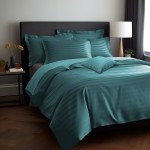 Pościel bambusowa satyna bawełniana 160x200, w kolorze turkusowym, o subtelnym prążkowanym wzorze. Widoczny zestaw składa się z poszwy na kołdrę, poduszek oraz małej poduszki. Produkt leży na łóżku w naturalnym świetle, na tle neutralnych kolorów pokoju.