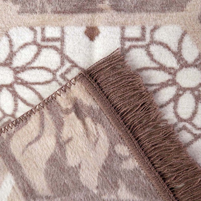 Koc bawełniany 150x200 w mozaikowym wzorze beżowo-brązowym, z frędzlami. Widok z góry, produkt leżący, ukazujący teksturę i szczegóły wykończenia. Tło neutralne, co podkreśla jego wzór i kolorystykę.