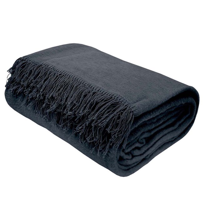 Koc bawełniany 150x200, ciemnoszary, zwinięty z frędzlami na jednym końcu. Ujęcie z boku, eksponujące teksturę materiału. Prosty, jasny podkład, który podkreśla kolor i detale frędzli. Idealny do użytku w domu lub na tarasie.