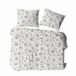 Pościel z kory 140x200, biała z drobnymi kolorowymi kwiatami. Widok z góry, rozłożona na płaskiej powierzchni. Poduszki i kołdra z widocznym wzorem kwiatowym. Tło białe, prosty kontekst bez dodatkowych elementów.