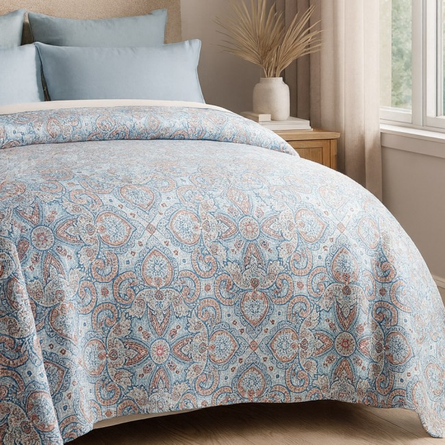  Pikowana, miękka, wzorzysta narzuta drukowana w rozmiarze 170x210 cm w ozdobny kolorowy ornament 