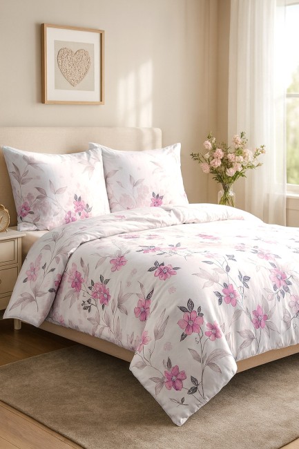 Pościel satyna bawełniana 220x200 Satynlove w biało-różowe kwiaty, złożona na łóżku. Na poduszki również wzór kwiatowy. Tło jasne, naturalne światło wpada przez okno, w aranżacji z wazonem kwiatów.