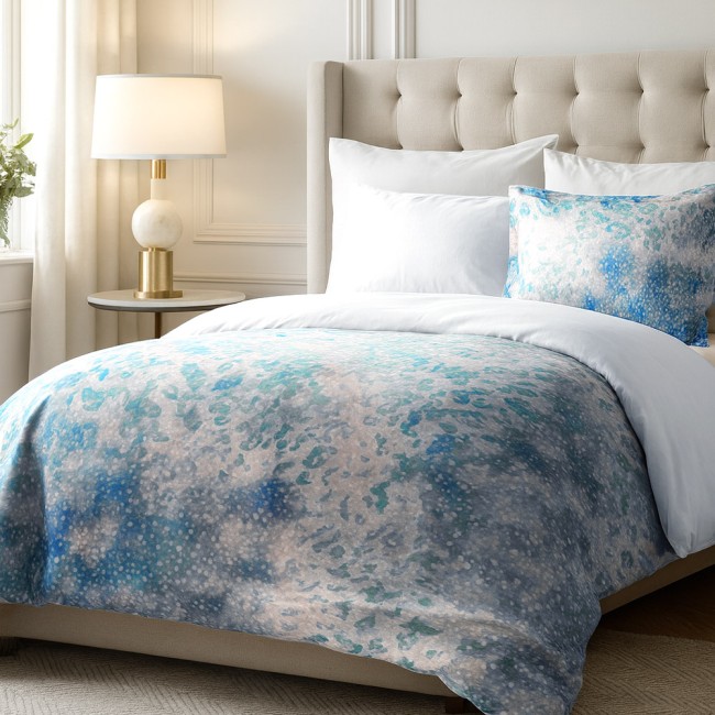  Ekskluzywna elegancka delikatna biało niebieska pościel satynowa 220x200 cm we wzorzystych plamkach 