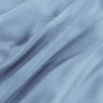Pościel satyna bawełniana 220x200 cm w kolorze błękitnym, rozłożona na powierzchni, ukazująca gładką teksturę materiału, o subtelnych falach i delikatnym połysku. Brak widocznych napisów czy wzorów.