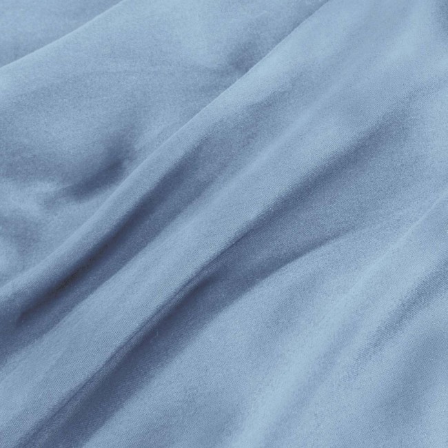 Pościel satyna bawełniana 220x200 cm w kolorze błękitnym, rozłożona na powierzchni, ukazująca gładką teksturę materiału, o subtelnych falach i delikatnym połysku. Brak widocznych napisów czy wzorów.