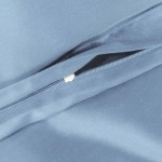 Pościel satyna bawełniana 220x200, kolor niebieski, z widocznym zamkiem błyskawicznym. Ujęcie w zbliżeniu, ukazujące fakturę materiału. Zamek w jasnym kolorze, umieszczony wzdłuż krawędzi, w pozycji leżącej na gładkiej powierzchni.